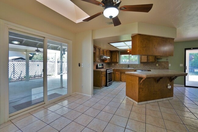 Building Photo - North Hanford 3 bedroom 2 bathroom