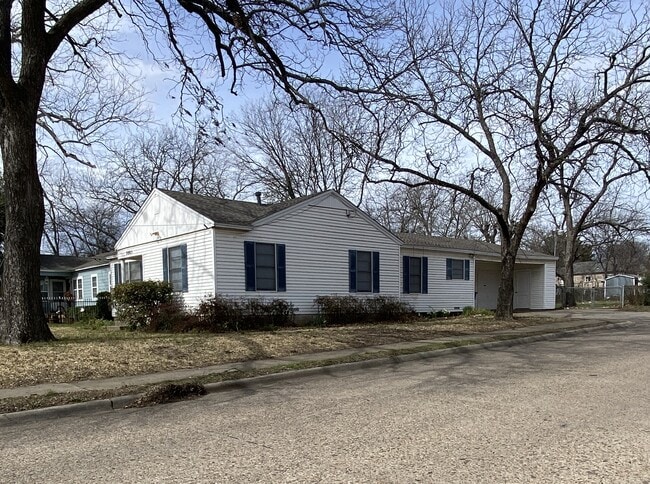 Building Photo - 3803 Poinsettia Dr