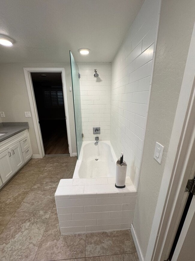 Building Photo - 4 bedroom basement home North Mesa