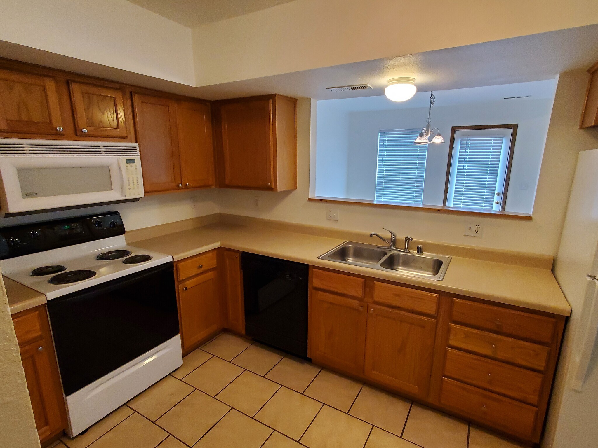 Kitchen - 1014 Augusta Ln