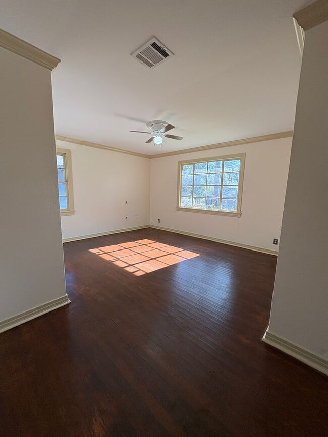 Building Photo - Beautiful 4 bedroom/ 2 bath home with Central Air&Heat