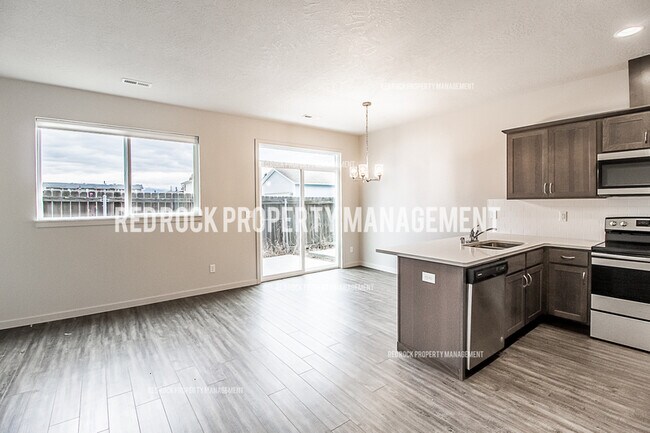 Building Photo - 323 Woodlawn Ln