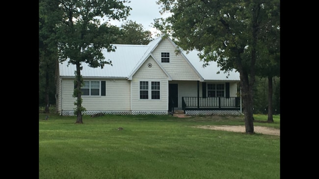 Country Living!!! - 910 Perry Ln