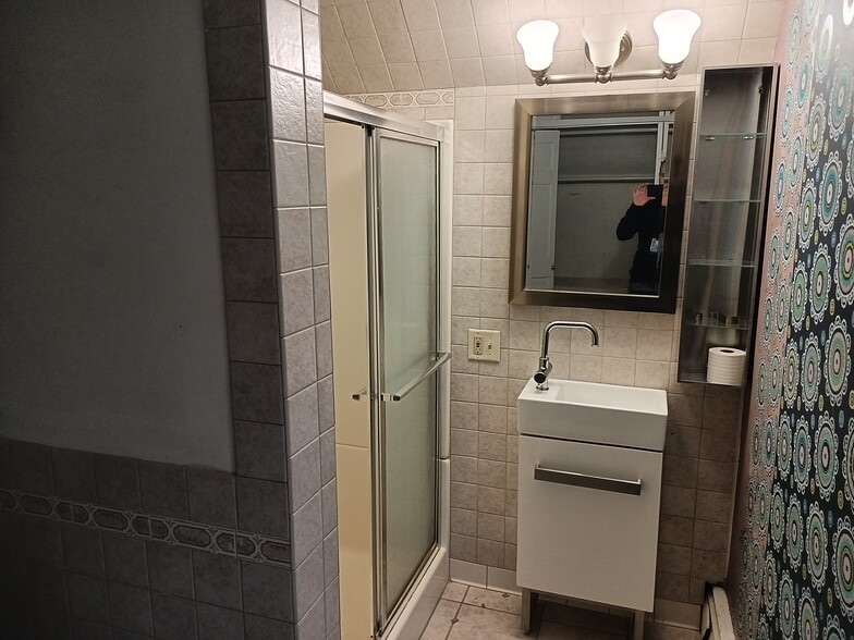 Upper full bath - 1313 N 67th St