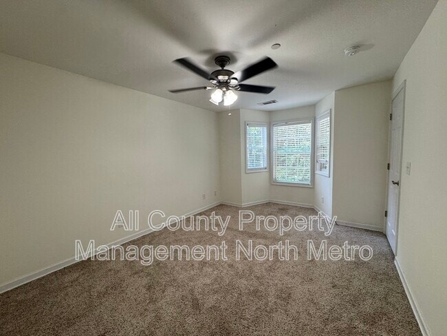 Building Photo - 3900 Riverlook Pkwy SE