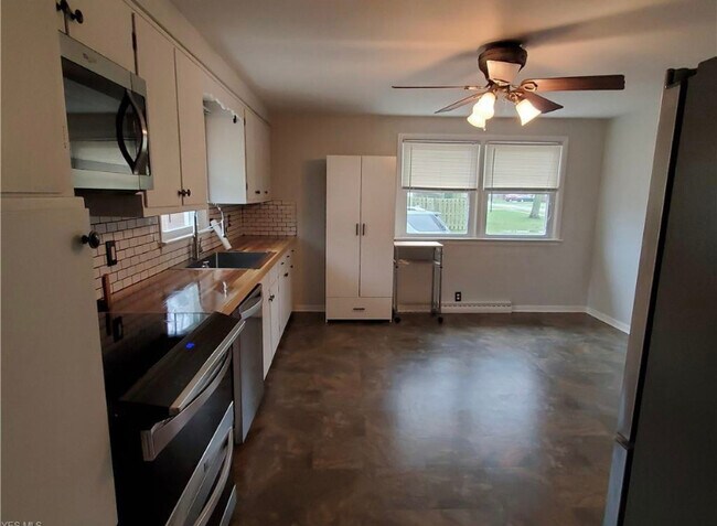 Building Photo - 963 Roberts St