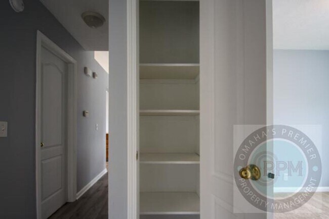 Building Photo - Beautiful 3Bd/2Ba Split entry in Omaha!