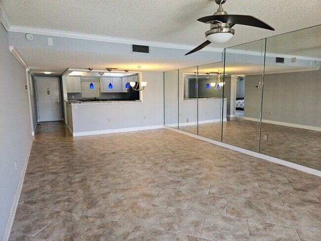 Building Photo - 7600 Sun Island Dr S