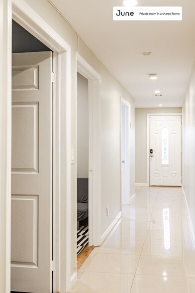 Building Photo - Room in Shared 3 bed/2 bath home