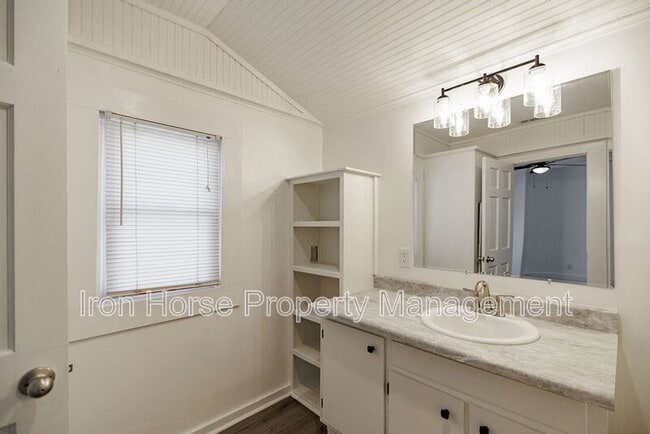 Building Photo - 2084 Broad St