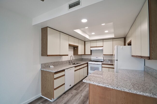 Building Photo - j444