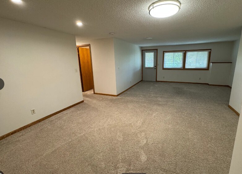 Building Photo - 6990 Redwing Ln
