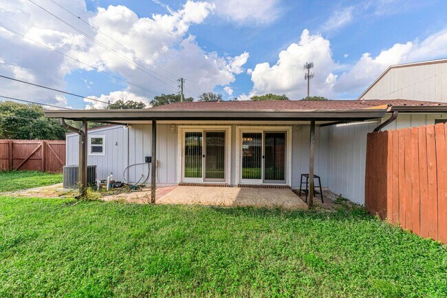 Building Photo - 2BD / 2BA Home Near Eglin AFB and Downtown...