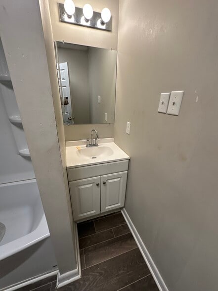 Building Photo - 1208 Hull St