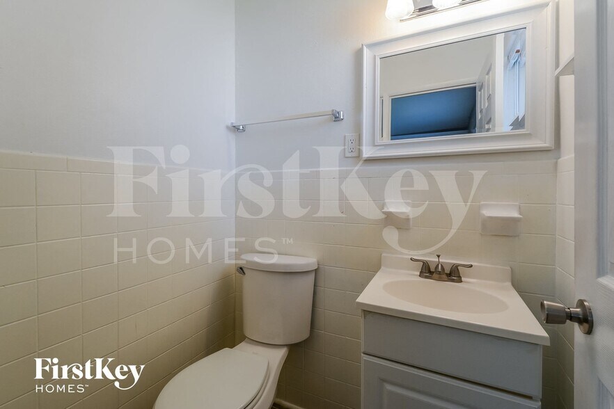 Building Photo - 385 Humes Ln