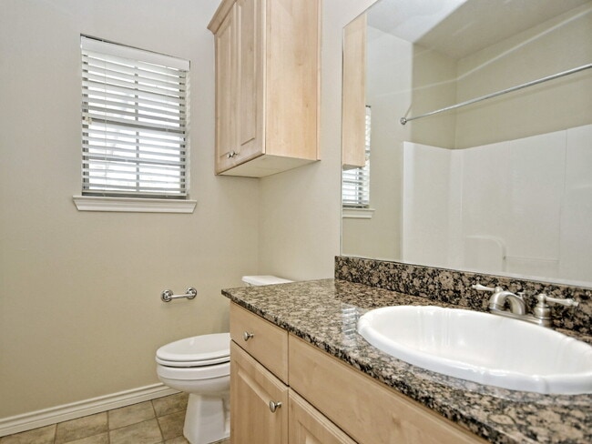 Building Photo - "Spacious 4-Bed, 4-Bath Townhouse Gem in College Station – Perfect for Comfortable Living!"
