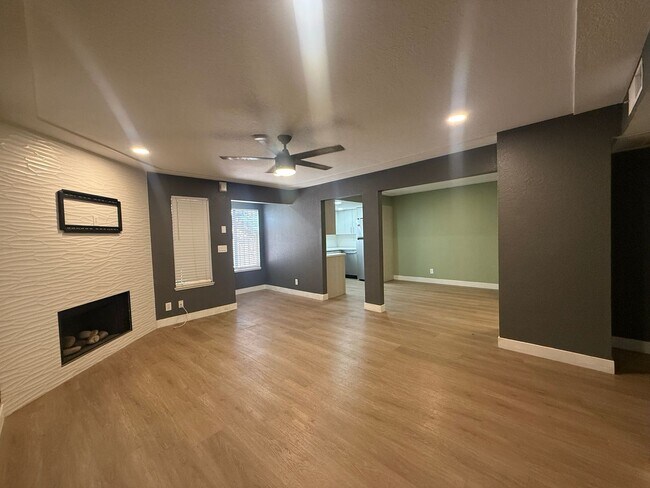 Building Photo - Recently remodeled 2-bed, 2-bath unit for rent in North Las Vegas!