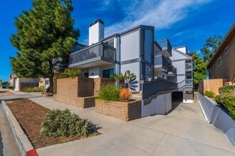 Building Photo - Cozy Condo in Manhattan Beach!