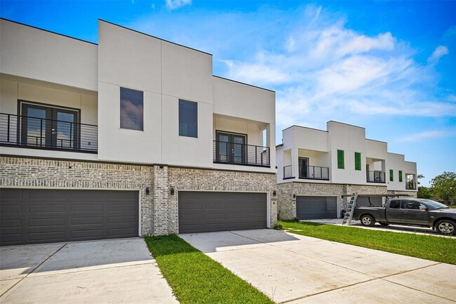 Building Photo - 5510 Pershing St