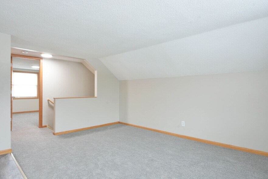 Building Photo - 2153 Green Ave