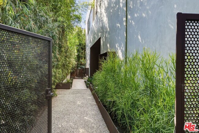 Building Photo - 1849 Fox Hills Dr