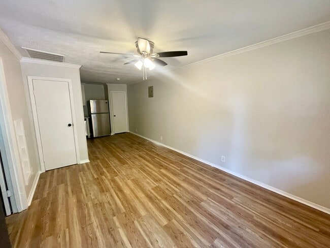 Building Photo - 1 Bedroom/1 Bath Duplex Unit Available for Rent in Brandon 042!