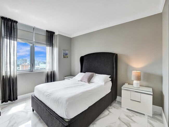 Building Photo - 2602 E Hallandale Beach Blvd