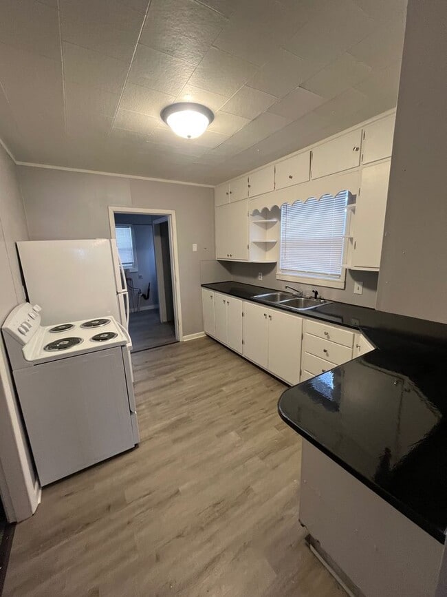 Building Photo - Single Family Home Available!