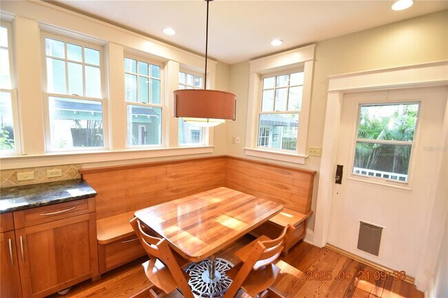Building Photo - 810 S Packwood Ave