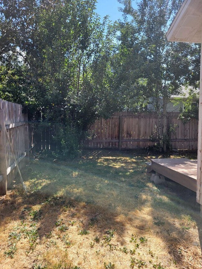 Building Photo - Newly remodeled 2 Bed, 2 Bath Duplex with ...