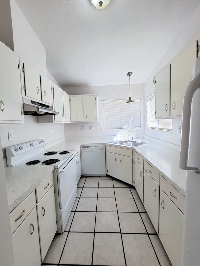 Building Photo - Spacious 3 bedroom duplex for rent in NE T...