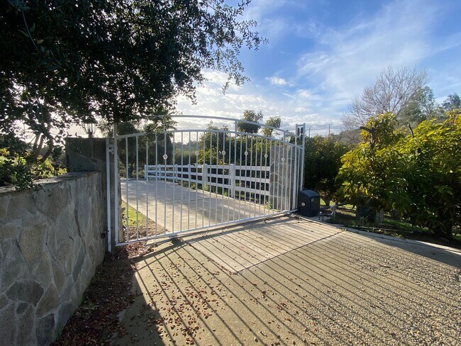 Building Photo - Great horse property in Del Luz!