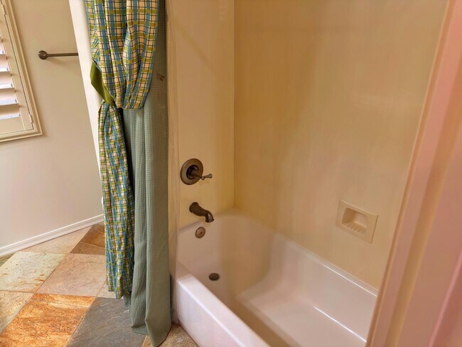 Building Photo - 737 E Charlevoix Ave