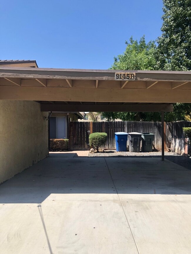 Building Photo - Newly remodeled duplex!