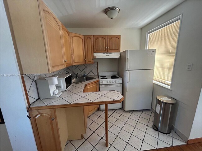 Building Photo - 300 Sunset Dr