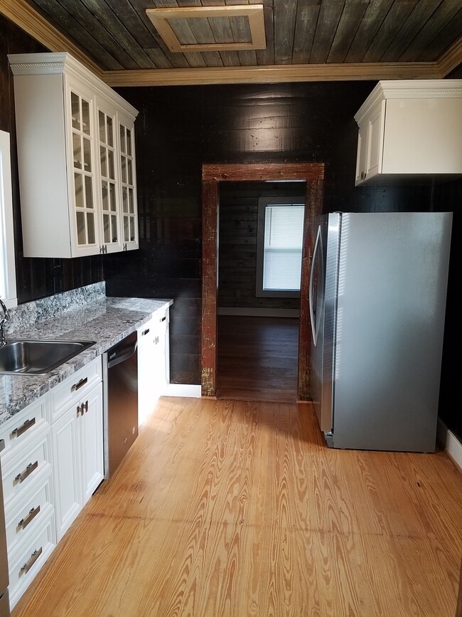 Building Photo - Large one bedroom home with huge yard