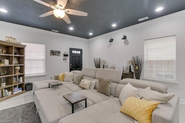 Building Photo - 377 Leeland Ave