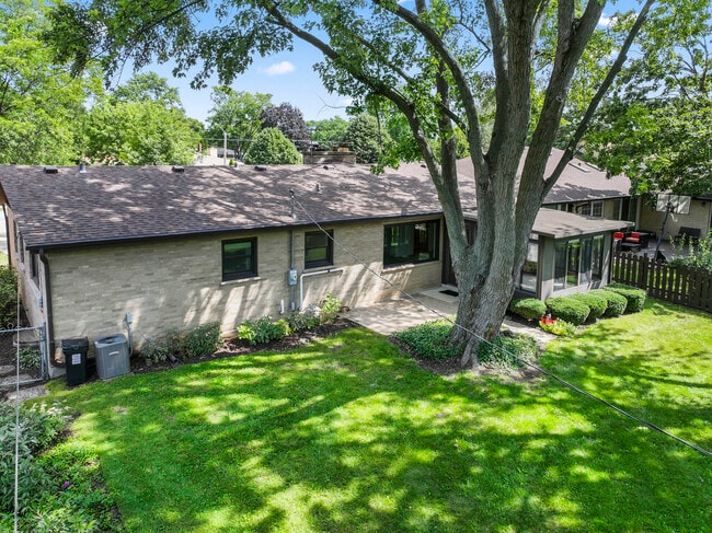 Building Photo - 407 E Berkshire Ln