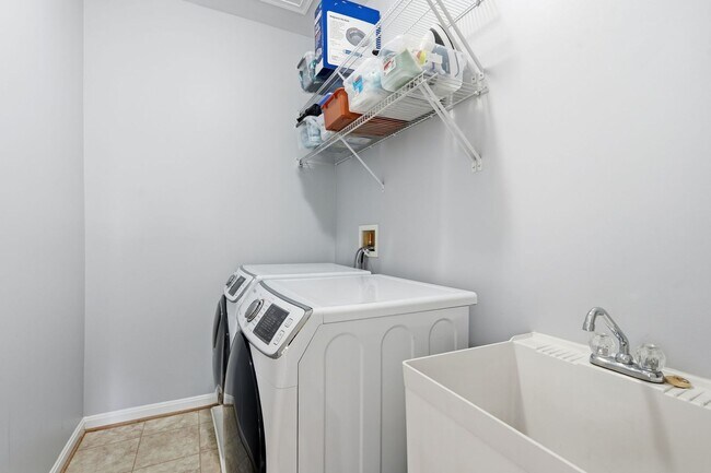 Building Photo - Located in a vibrant and highly sought after setting, this Richmond American Homes residence offe...