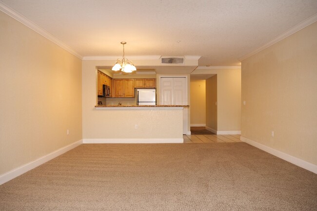 Building Photo - 2/2 in Hunters Creek gated community avail...