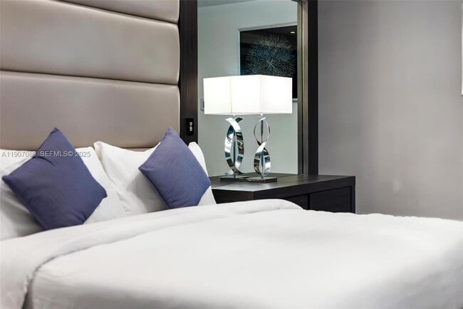 Building Photo - 300 Royal Plaza Dr