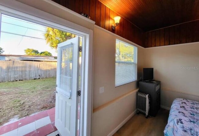 Building Photo - 6267 Hampton Dr N