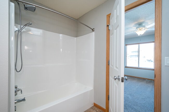 Building Photo - 1890 Goose Lake Cir