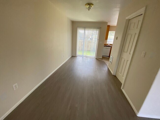 Building Photo - Remodeled 2 Bed 1.5 bath Springfield apartment