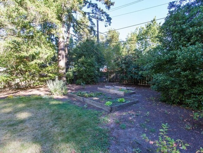 Building Photo - 2520 SW Edgemoor Ave