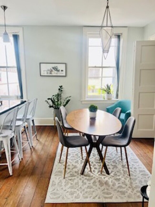 Building Photo - 227 W Broughton St