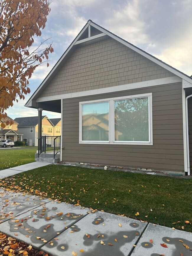 Building Photo - Spacious Duplex in Badger Mountain South