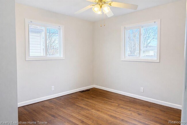 Building Photo - 1381 E Chesterfield St