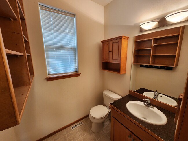 Building Photo - 3 bed 2.5 bath home on Bell Hill with grea...