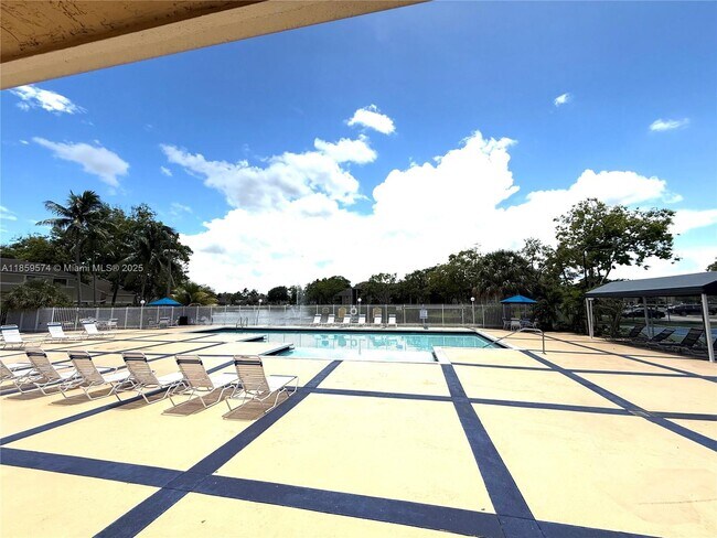 Building Photo - 301 Palm Way